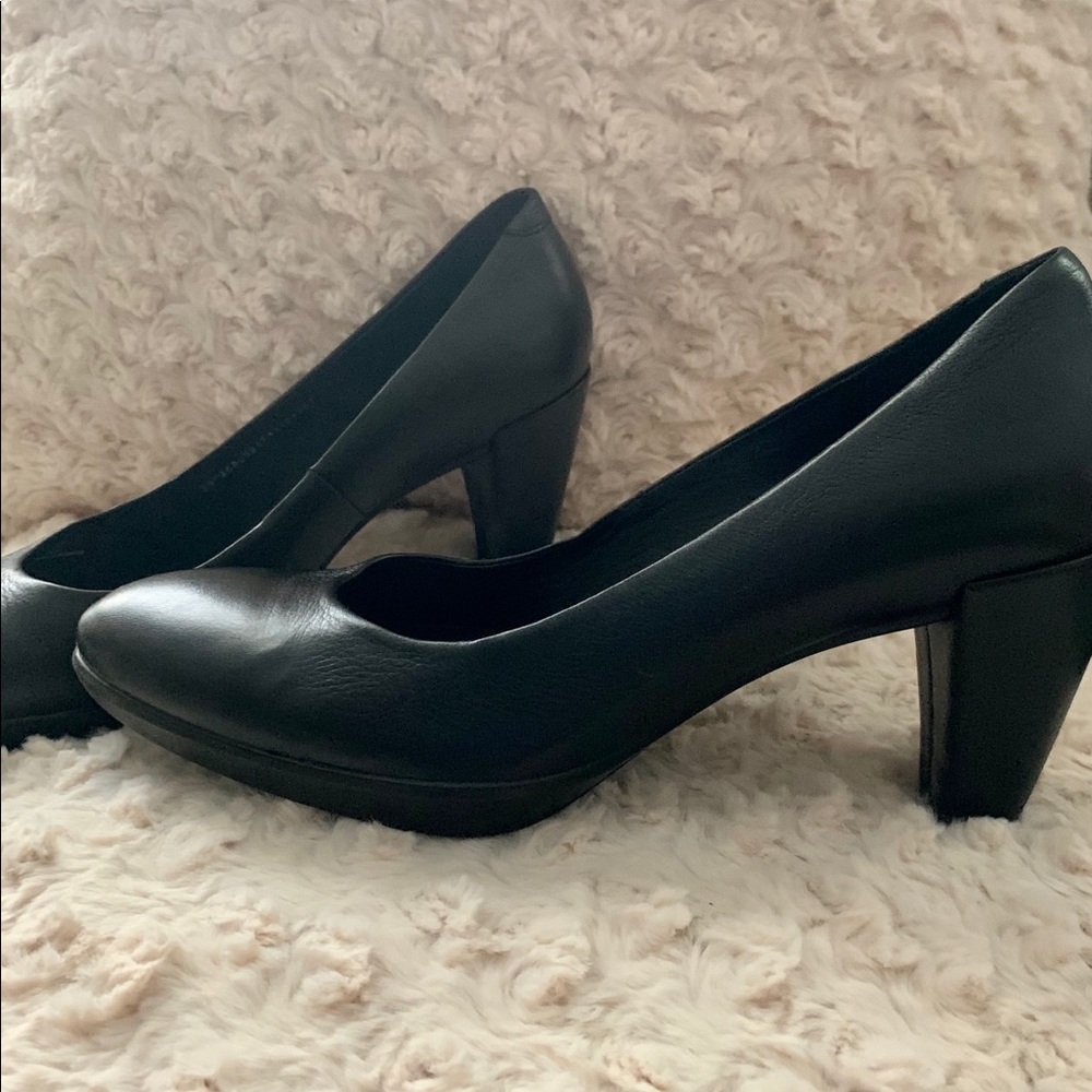Ecco black leather pumps